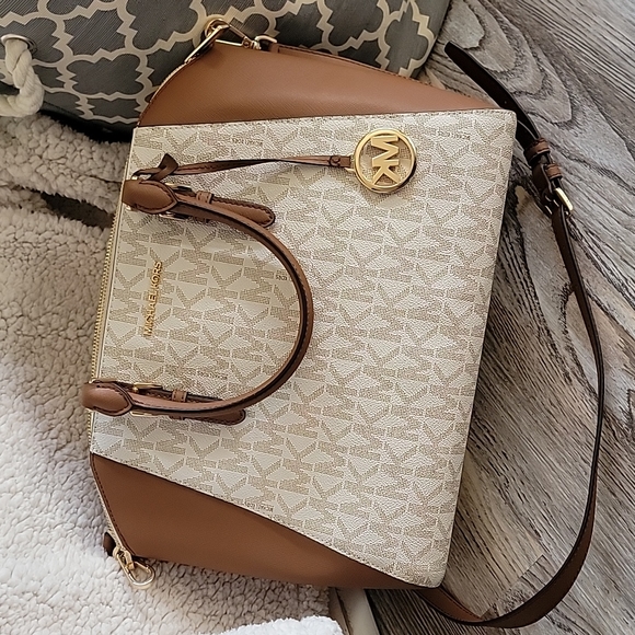 Michael Kors Signature Crossbody - Picture 3 of 4
